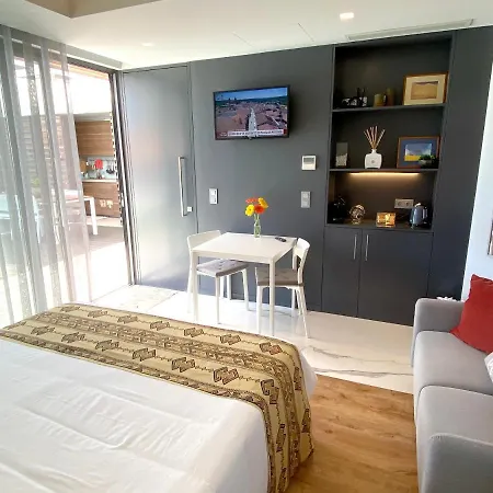 Apartment Studio In Machico With Private Pool And Wifi 300 M From The Beach *